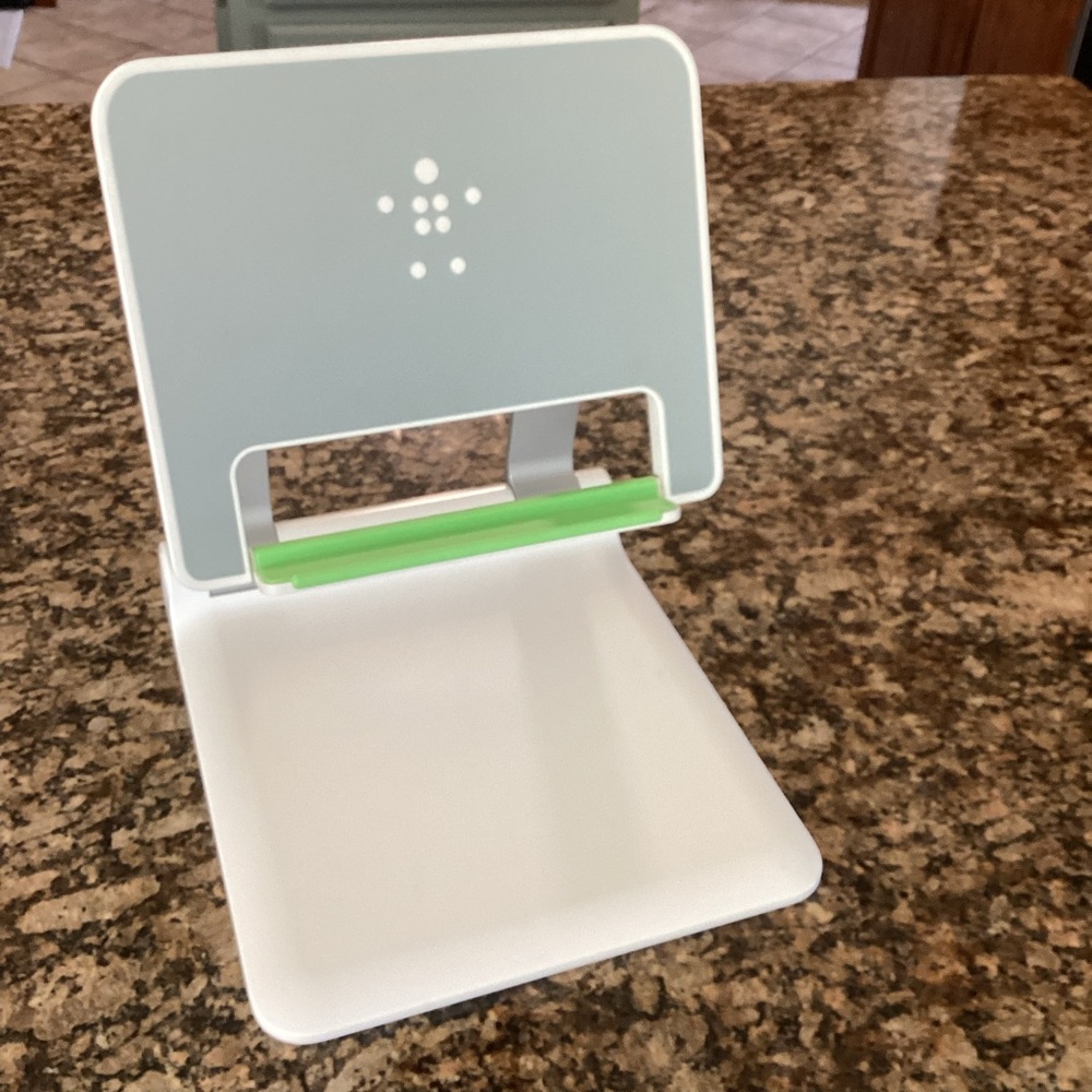 Belkin Portable Tablet Stage Model B2B118. 🌹